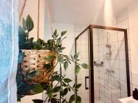 a bathroom with a plant in a basket at Pomme d&#39;api - 319 in Rouen