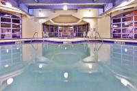 Der Swimmingpool an oder in der Nähe von Holiday Inn Hotel &amp; Suites Council Bluffs by IHG