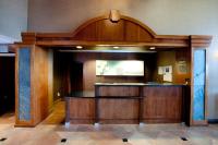 eine Lobby mit Bar in einem Gebäude in der Unterkunft Holiday Inn Hotel &amp; Suites Council Bluffs by IHG in Council Bluffs
