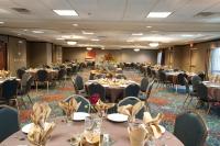 ein Bankettsaal mit Tischen und Stühlen in einem Raum in der Unterkunft Holiday Inn Hotel &amp; Suites Council Bluffs by IHG in Council Bluffs