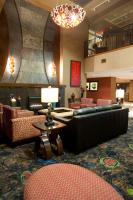 eine Lobby mit einer Couch, Stühlen und einem Tisch in der Unterkunft Holiday Inn Hotel &amp; Suites Council Bluffs by IHG in Council Bluffs