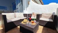Nápoje v ubytování Puerto Marina luxury apartment with sea views
