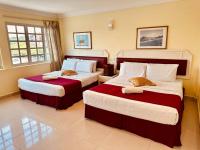 una habitación de hotel con dos camas en una habitación en Carlton Hotel Seremban - Next to Terminal Bus Station, en Seremban