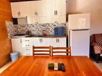 Kitchen o kitchenette sa Adrasan Parlak evleri