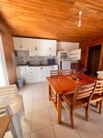 Kitchen o kitchenette sa Adrasan Parlak evleri