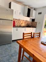 Kitchen o kitchenette sa Adrasan Parlak evleri