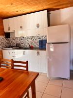 Kitchen o kitchenette sa Adrasan Parlak evleri