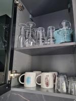 Kuchyňa alebo kuchynka v ubytovaní T2 neuf centre ville Saint Raphaël avec terrasse et parking gratuit, kit linge et serviettes offerts ,prés de la plage et commerces!