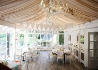 メルボルンにあるSheene Millのテーブルと椅子とシャンデリアのあるダイニングルーム