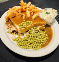 einen Teller mit Essen mit einem Sandwich und Pommes frites in der Unterkunft La Porte de la Mauricie in Louiseville