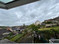 una vista de una ciudad desde el techo de una casa en Appartement cosy et lumineux., en Saint-Arnoult-en-Yvelines