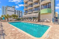 Der Swimmingpool an oder in der Nähe von Ocean View Double Suite! Sleeps 4 Meridian Plaza 705