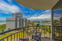 Ein Balkon oder eine Terrasse in der Unterkunft Ocean View Double Suite! Sleeps 4 Meridian Plaza 705