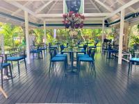 un coin repas avec des tables et des chaises et un vase avec des fleurs dans l'établissement Ban Kaew Villas, à Bophut 