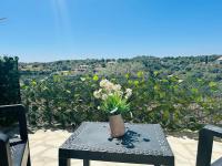 A balcony or terrace at "The Cottage"with sea view, parking & wifi