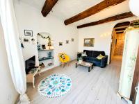 Televízia a/alebo spoločenská miestnosť v ubytovaní St Joseph · Great holiday flat - old town for 4