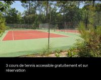 Tenisas arba skvo&scaron;as apgyvendinimo &#x12F;staigoje Au bord du Lac et sous les pins arba netoliese