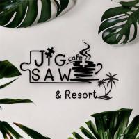 een teken dat zegt dat het zorg is een golf en een resort bij Jigsaw Cafe & Resort in Ban Na We