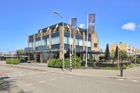 un edificio al costado de una calle en Boutique Hotel Hans - Amsterdam Schiphol Airport, en Badhoevedorp
