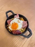 una sartén con un huevo frito y patatas fritas en Balaia Golf Village, en Albufeira