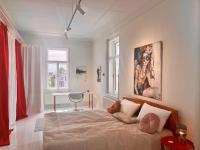 a bedroom with a bed and a table in it at LUXUS sApartments in der Kunstvilla &amp; kostenloses parken in Premstätten