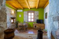 Televízia a/alebo spoločenská miestnosť v ubytovaní Stone House Ana Funtana