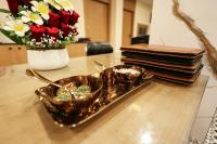 uma bandeja com duas velas sobre uma mesa com flores em Arjun - A boutique hotel em Haridwār