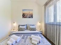 Łóżko lub łóżka w pokoju w obiekcie Pool apartment Leonardo