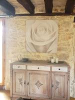 a painting of a white rose on a wall at Maison du mur jaune in Tourtoirac