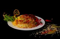 Un plato de comida en una mesa con un plato de comida en Nesto Hotel, en Manāwirah