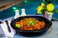 un plato negro de comida en una mesa en Nesto Hotel, en Manāwirah