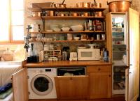 a kitchen with a washing machine and a microwave at Manoir de Pimelles-Bourgogne-Chablis-2h15 Paris 