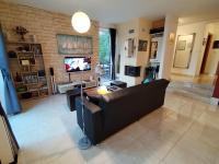 Telewizja i/lub zestaw kina domowego w obiekcie The Forest House Krk 1