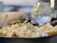 un plato de comida con pasta en una mesa en Yuum Ha Boutique Hotel, en Río Lagartos