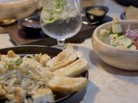 un plato de comida con ensalada y una copa de vino en Yuum Ha Boutique Hotel, en Río Lagartos