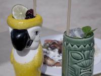 Una bebida en un muñeco de nieve junto a un plato de comida. en Yuum Ha Boutique Hotel, en Río Lagartos