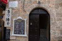 una porta di un edificio con un cartello accanto di Old Town Corner Luxury Studios a Città di Rodi