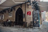 due persone sedute a un tavolo fuori da un ristorante di Old Town Corner Luxury Studios a Città di Rodi