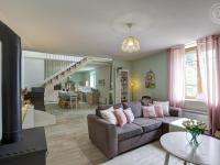 Część wypoczynkowa w obiekcie Gîte familial avec sauna, jacuzzi, jardin clos et équipements complets à Neulise - FR-1-496-260