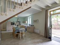 Kuchnia lub aneks kuchenny w obiekcie Gîte familial avec sauna, jacuzzi, jardin clos et équipements complets à Neulise - FR-1-496-260