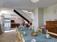 Część wypoczynkowa w obiekcie Gîte familial avec sauna, jacuzzi, jardin clos et équipements complets à Neulise - FR-1-496-260