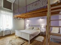 Łóżko lub łóżka w pokoju w obiekcie Gîte familial avec sauna, jacuzzi, jardin clos et équipements complets à Neulise - FR-1-496-260