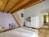 Łóżko lub łóżka w pokoju w obiekcie Gîte familial avec sauna, jacuzzi, jardin clos et équipements complets à Neulise - FR-1-496-260