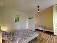 Łóżko lub łóżka w pokoju w obiekcie Gîte familial avec sauna, jacuzzi, jardin clos et équipements complets à Neulise - FR-1-496-260