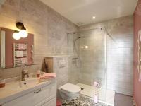 Łazienka w obiekcie Gîte familial avec sauna, jacuzzi, jardin clos et équipements complets à Neulise - FR-1-496-260