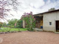 Ogród w obiekcie Gîte familial avec sauna, jacuzzi, jardin clos et équipements complets à Neulise - FR-1-496-260