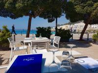 une table avec des verres à vin dessus avec vue sur la plage dans l'établissement Salento Houses & Idro Suites, à Nardò