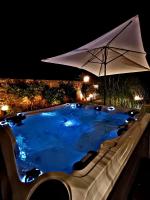 Bazén v ubytovaní Villa Deluxe con Idromassaggio alebo v jeho blízkosti