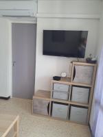 Telewizja i/lub zestaw kina domowego w obiekcie Appartement Cap d'Agde Plage du Mole