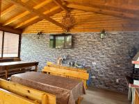 TV a/nebo společenská místnost v ubytování Къщи за гости “Планински Рай” Mountain Paradise